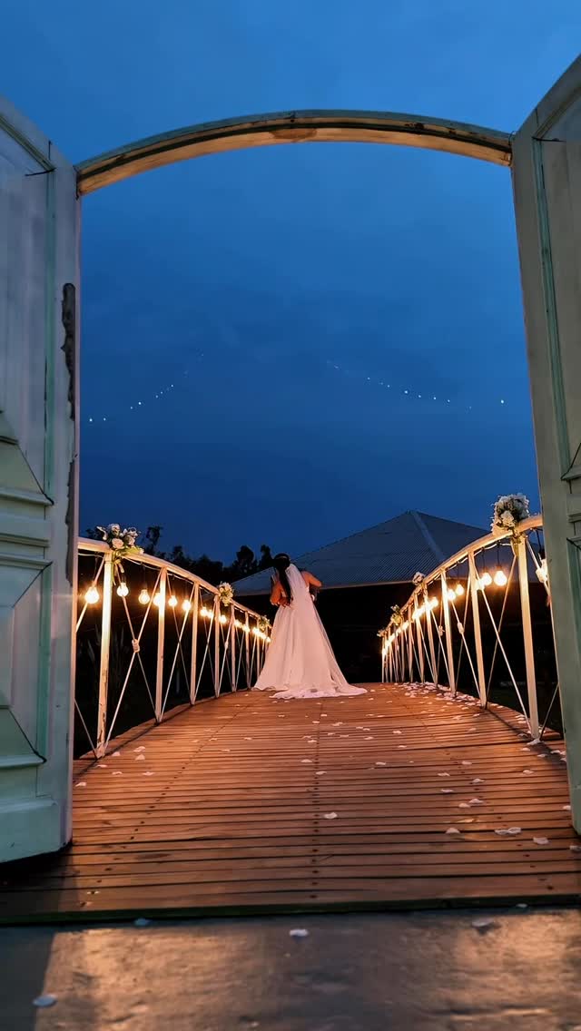 Portas abertas para a ponte iluminada
