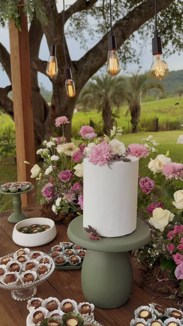 Bolo branco com flores ao ar livre