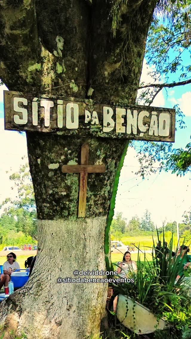 Placa do Sítio da Benção na árvore