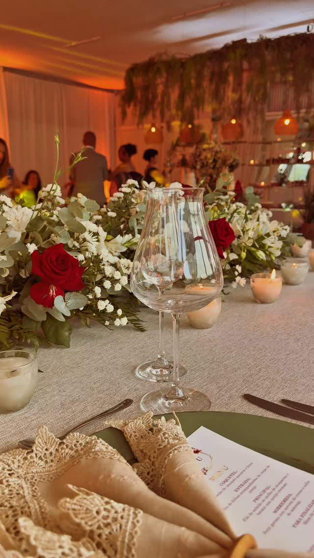 Mesa posta com rosas e taças