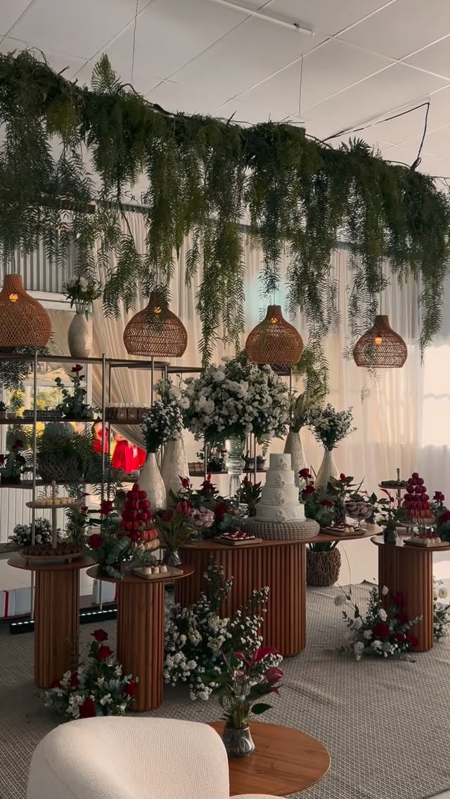 Mesa de doces decorada com flores no salão